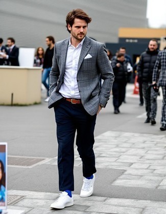 С чем носить темно-синие брюки чинос