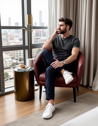 С чем носить темно-синие брюки чинос