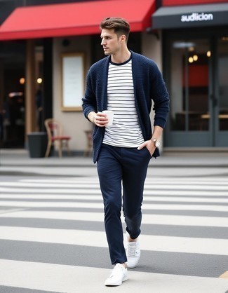 С чем носить темно-синие брюки чинос