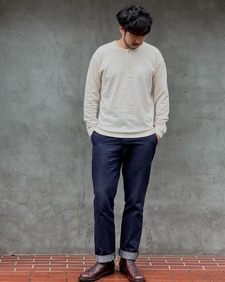 С чем носить темно-синие брюки чинос