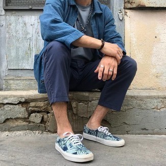 С чем носить темно-синие брюки чинос