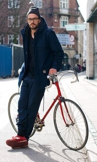 Как носить темно-синие брюки чинос с темно-синей паркой