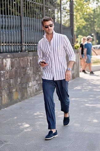 Как носить темно-синие брюки чинос с темно-синими замшевыми лоферами