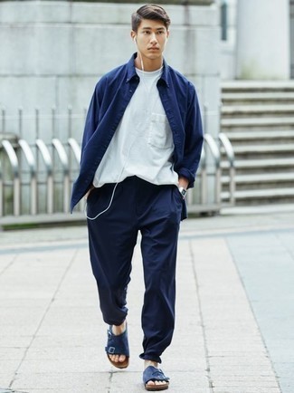 Как носить темно-синие брюки чинос с темно-синими замшевыми сандалиями