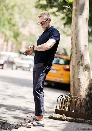 Как носить темно-синие брюки чинос с темно-синими замшевыми сандалиями