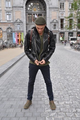 Как носить темно-синие брюки чинос с оливковыми замшевыми ботинками дезертами