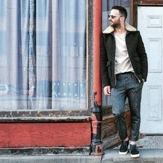 Какие парки носить с темно-синими брюками чинос