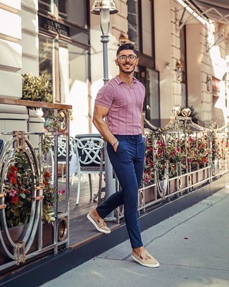 Как носить темно-синие брюки чинос с розовой футболкой-поло