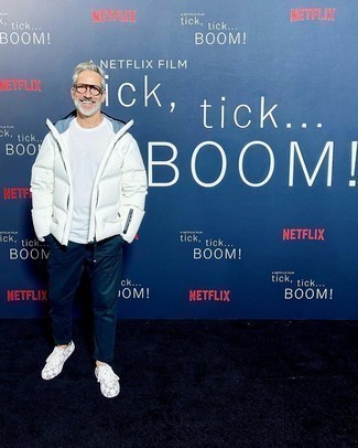 Какие куртки-пуховики носить с темно-синими брюками чинос