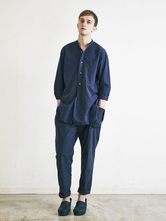 Какие резиновые сапоги носить с темно-синими брюками чинос