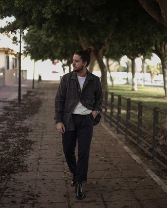 Какие трикотажные жилеты носить с темно-синими брюками чинос