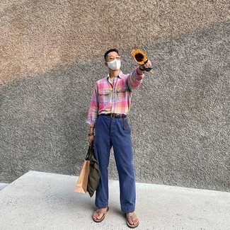 Как носить темно-синие брюки чинос с светло-коричневыми сланцами