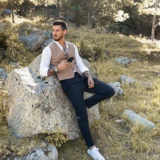 Как носить темно-синие брюки чинос с светло-коричневым жилетом