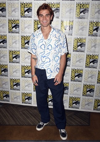 Какие майки носить с темно-синими брюками чинос