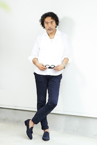 Какие майки носить с темно-синими брюками чинос