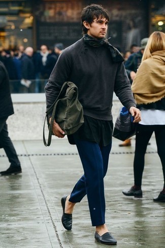 Какие майки носить с темно-синими брюками чинос