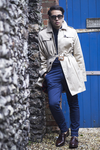 Какие плащи носить с темно-синими брюками чинос