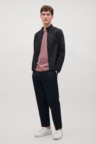 Какие ветровки носить с темно-синими брюками чинос