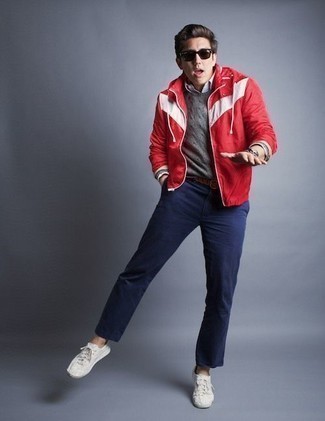 Какие ветровки носить с темно-синими брюками чинос