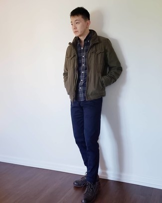 Какие ветровки носить с темно-синими брюками чинос