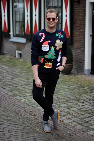 С чем носить темно-синий новогодний свитер мужчине