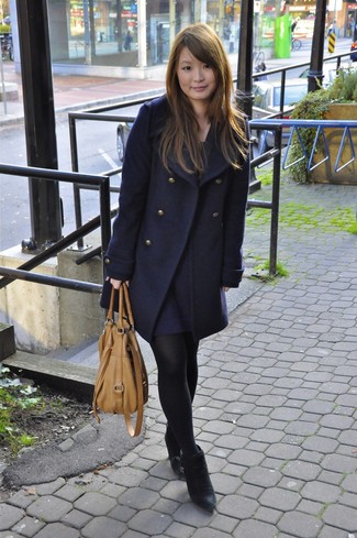 Какие ботильоны носить с темно-синим пальто