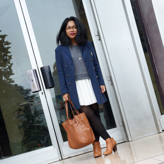 Какие ботильоны носить с темно-синим пальто