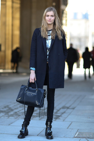 Как носить темно-синее пальто с черными кожаными ботинками на шнуровке женщине