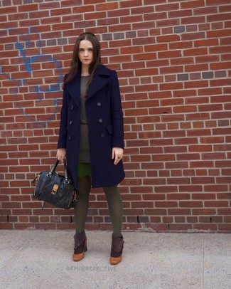 Как носить темно-синее пальто с темно-зеленой мини-юбкой