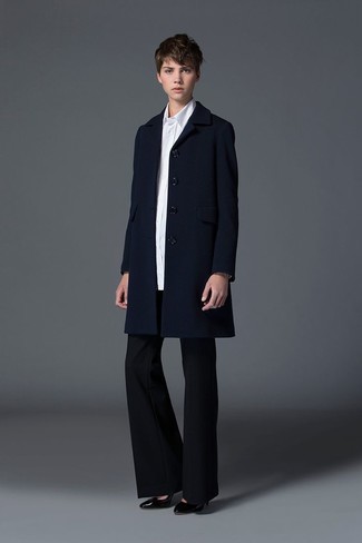 Какие классические рубашки носить с темно-синим пальто женщине