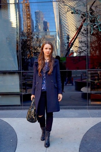 Какие джинсы носить с темно-синим пальто женщине