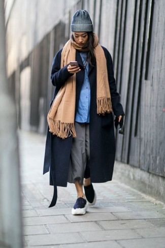 Как носить темно-синее пальто с темно-синими низкими кедами женщине