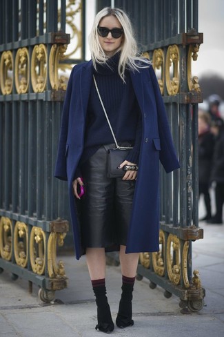 Какие туфли носить с темно-синим пальто