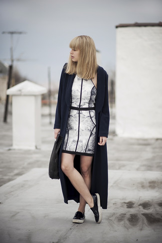 Какие слипоны носить с темно-синим пальто женщине