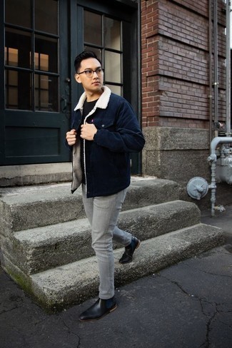 С чем носить темно-синюю вельветовую куртку мужчине