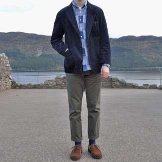 С чем носить темно-синюю вельветовую куртку мужчине