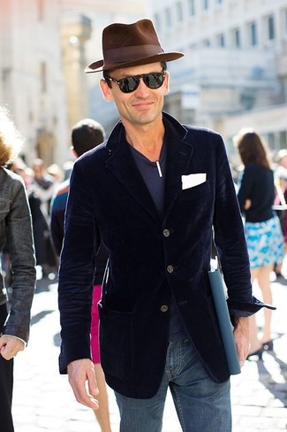 С чем носить темно-синюю вельветовую куртку мужчине