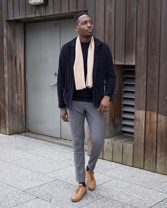 С чем носить темно-синюю вельветовую куртку мужчине