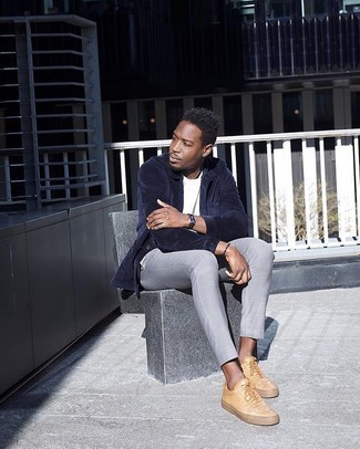 С чем носить темно-синюю вельветовую куртку мужчине