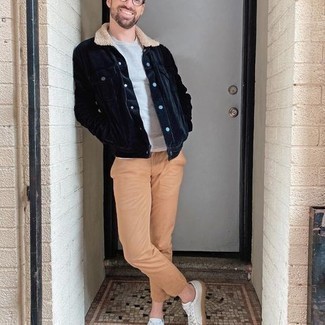 С чем носить темно-синюю вельветовую куртку мужчине