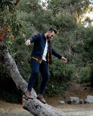 С чем носить темно-синюю вельветовую куртку мужчине