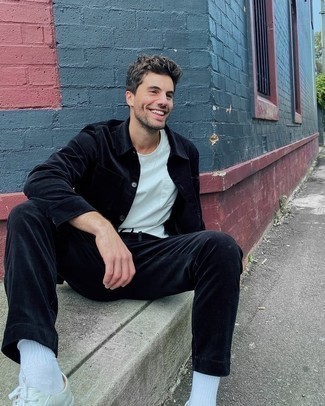 С чем носить темно-синюю вельветовую куртку мужчине