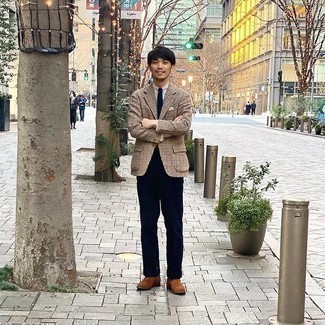 С чем носить темно-синие вельветовые брюки мужчине