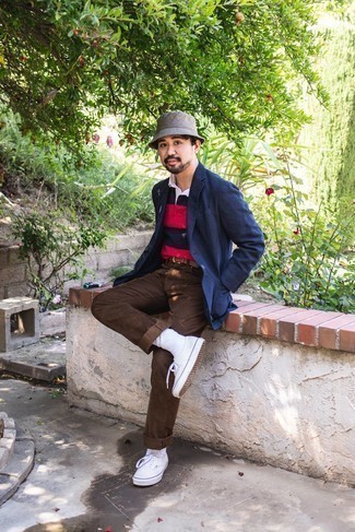 Как носить темно-синий хлопковый пиджак с коричневыми брюками чинос