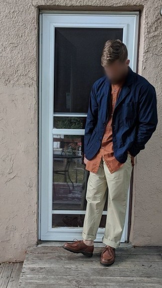 С чем носить темно-синий хлопковый пиджак мужчине