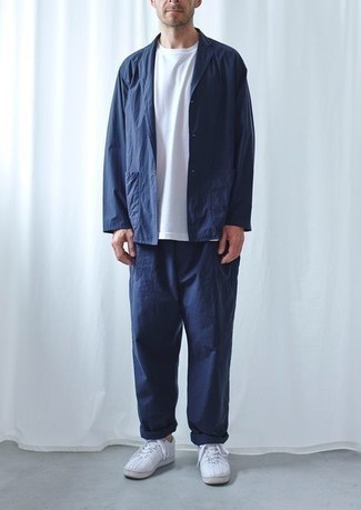 Как носить темно-синий хлопковый пиджак с темно-синими брюками чинос