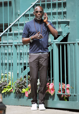 С чем носить темно-синий хлопковый бомбер мужчине