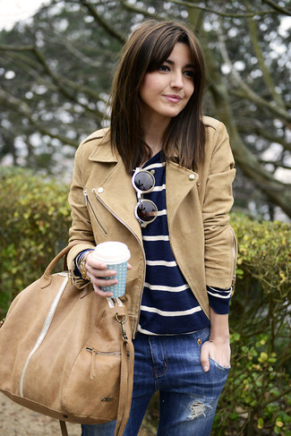 Какие косухи носить с темно-синим свитером с круглым вырезом женщине