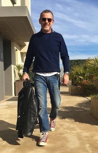 Какие косухи носить с темно-синим свитером с круглым вырезом мужчине