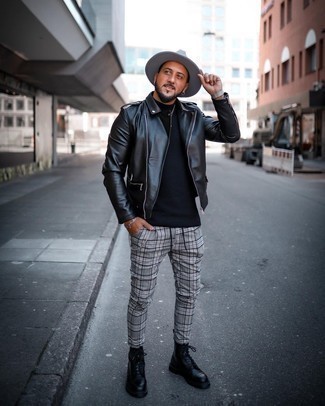 Как носить темно-синий свитер с круглым вырезом с черной косухой мужчине